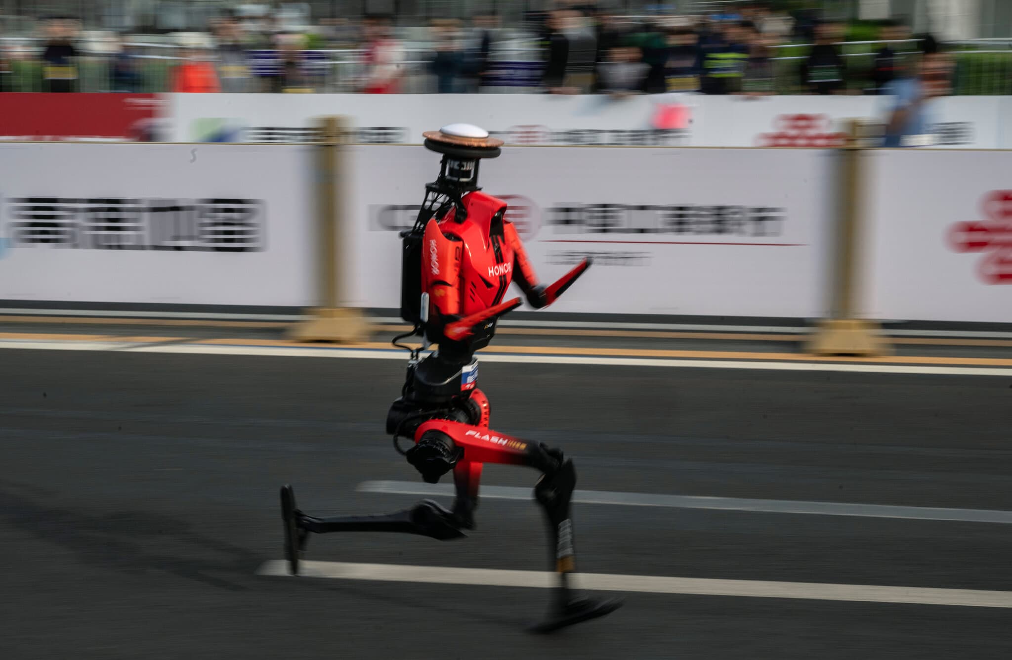 Chinese Humanoid Robot "Lightning" Shatters Human Half-Marathon Record: From 2 Hours 40 Minutes to 50 Minutes in Just One Year